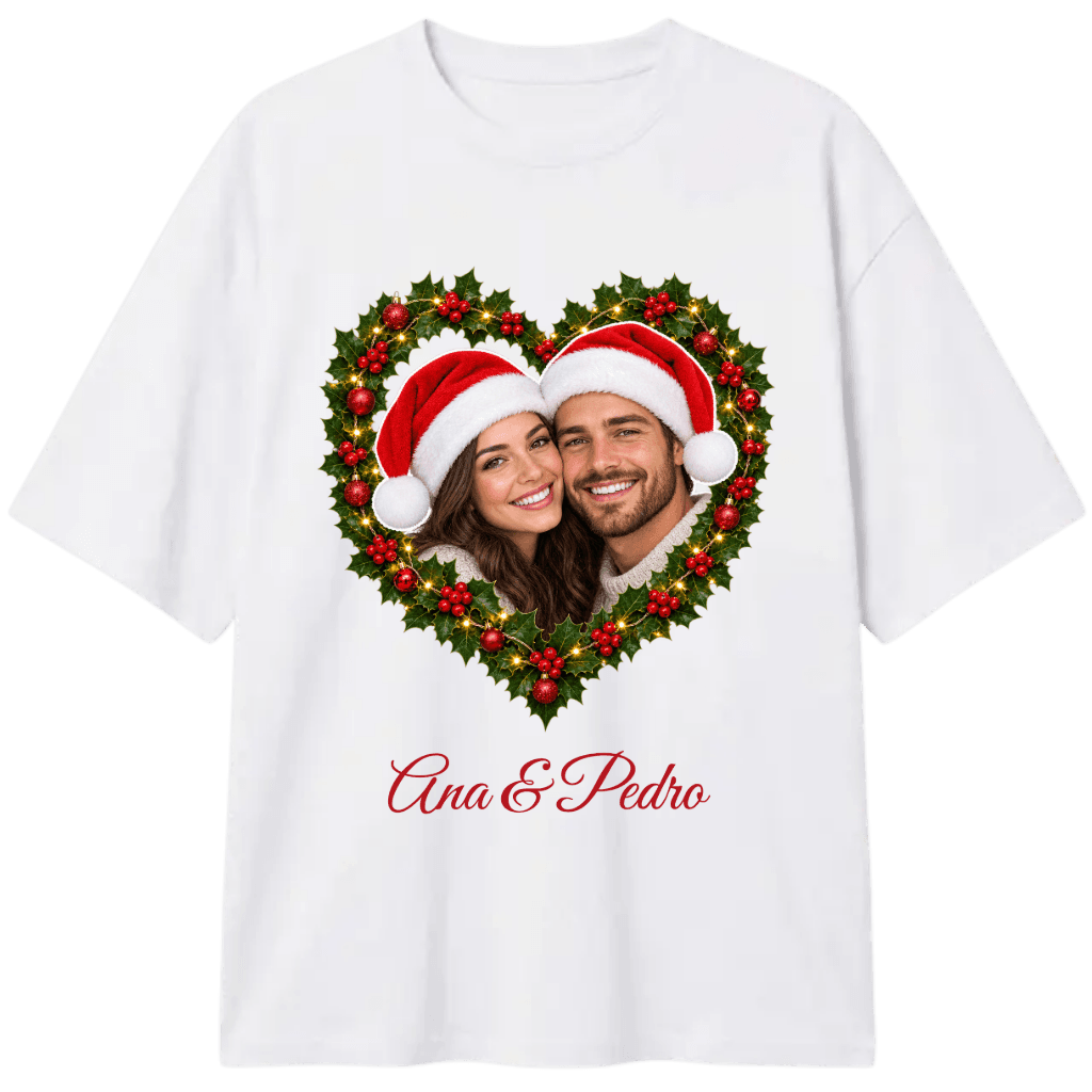 Camiseta branca com o casal de Natal no coração