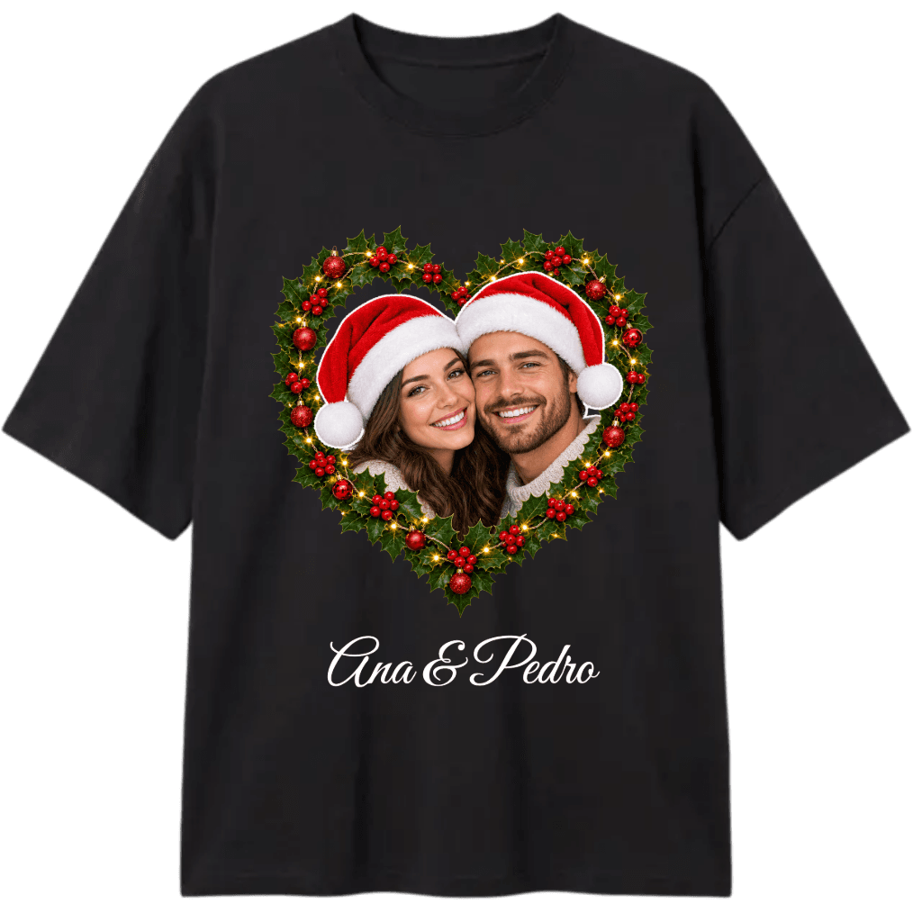 Camiseta preta com o casal de Natal no coração, foto 2 de 3