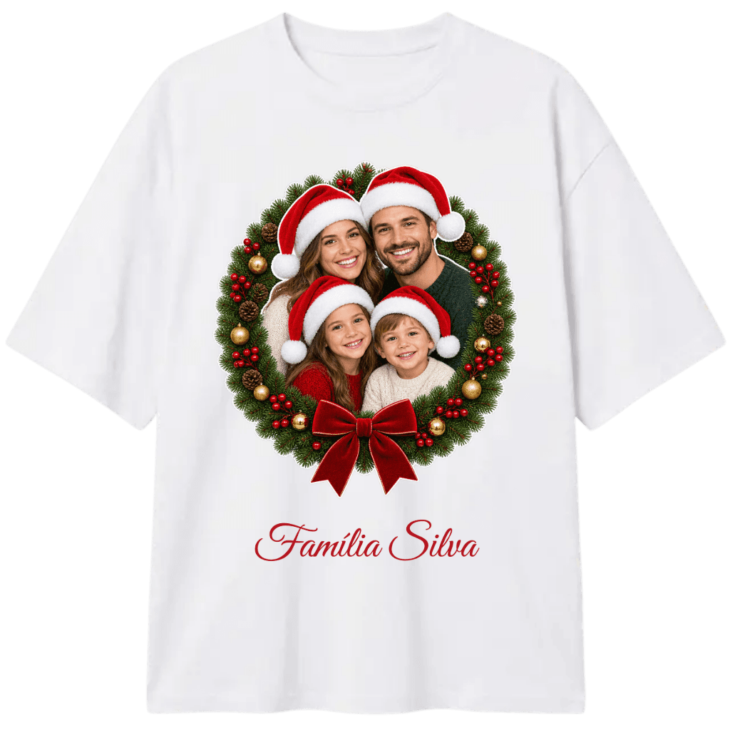 Camiseta branca com a família de Natal na guirlanda