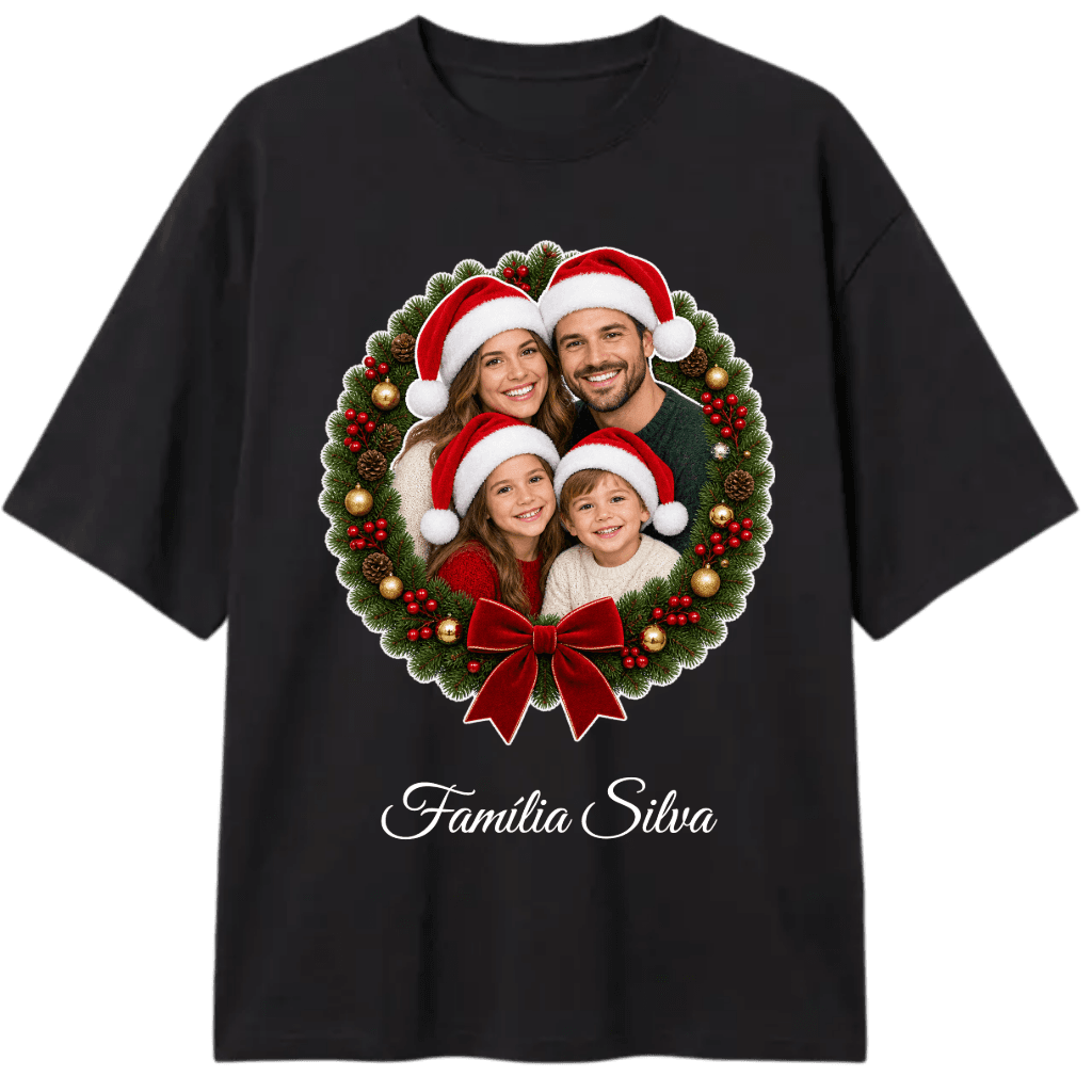Camiseta preta com a família de Natal na guirlanda, foto 2 de 3